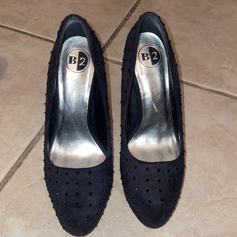 Classy black pumps, slightly worn